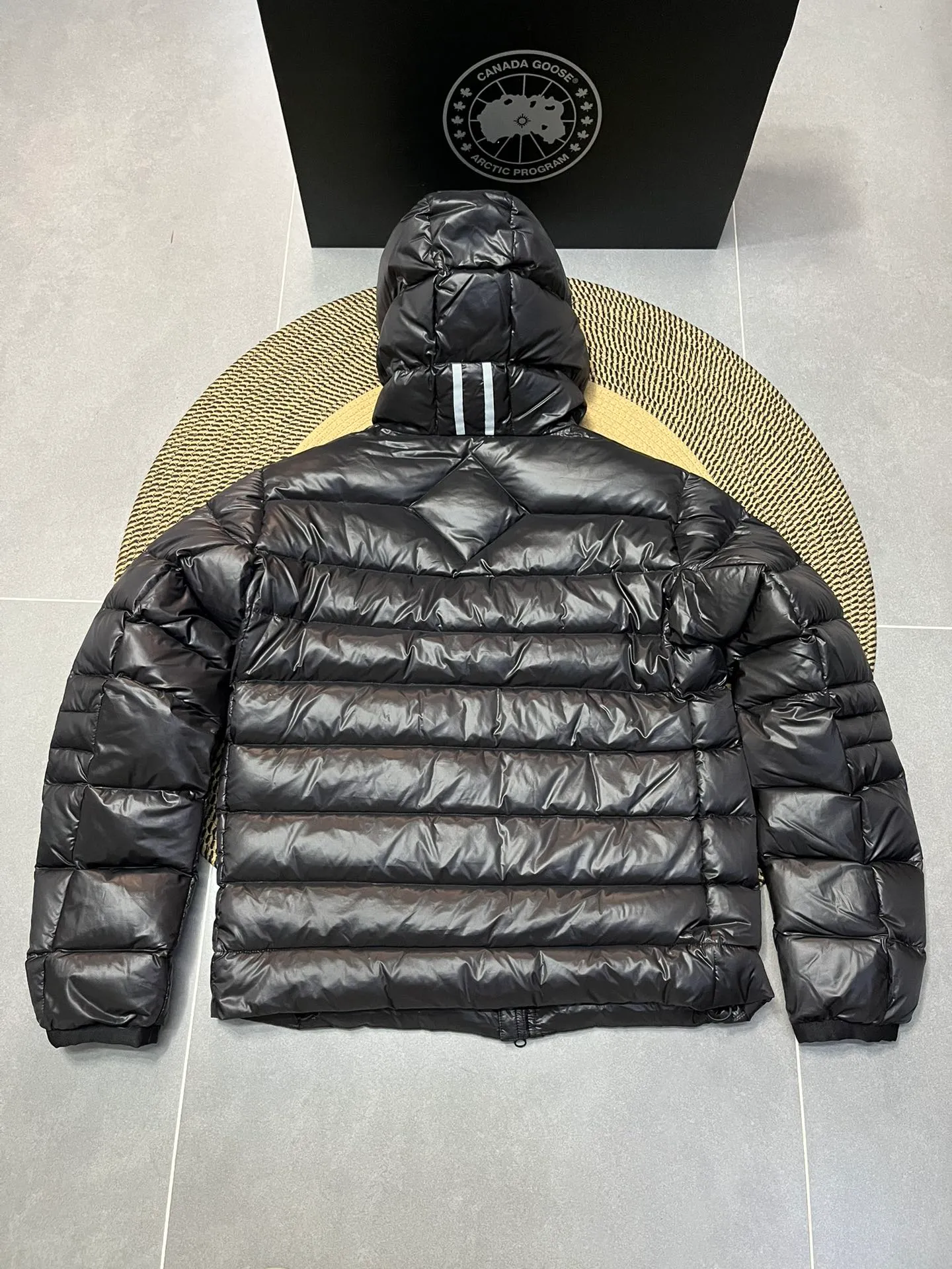 P940 Top 🔥purchase version 𝘾𝘼𝙉𝘼𝘿𝘼 𝙂𝙊𝙊𝙎𝙀/Canada Goose 2227 thin and light style. It’s super lightweight and doesn’t feel any weight on your upper body at all! Show more temperament‼  Canada Goose, a Canadian brand, has always been recognized as the warmest down jacket. Various Instagram celebrities, Internet celebrities, and celebrities often wear it for street photos. I make Canada Goose every year, but I still can’t get rid of my love for the goose. No matter how cold the winter is, there is no need to be afraid. Canada Goose is the legendary warmest down jacket and is known as a must-have for Arctic outdoor sports! The most popular down jacket in the world, celebrities are rushing to buy it, it is a must-have! Size: S-2XL Color: silver gray (red label) silver gray (black label), black (red label), black (black label), dark blue